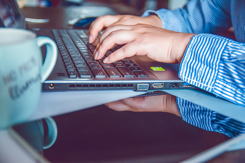 工作中的人操作電腦.jpg 工作中的人操作電腦.jpg